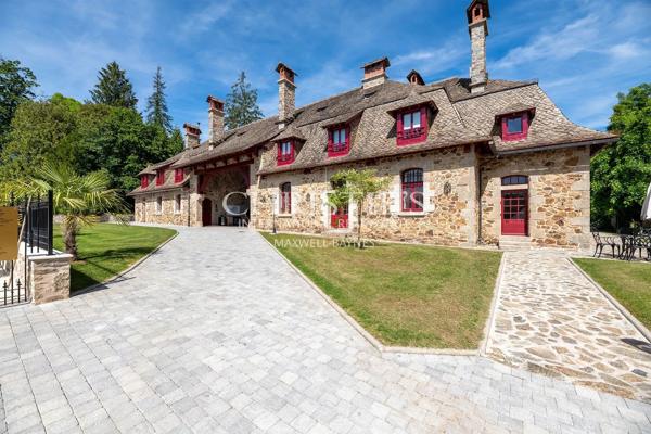 Un majestueux domaine seigneurial perché au sommet d’une crête, offrant une opportunité commerciale et hôtelière exceptionnelle dans le centre-sud de la France