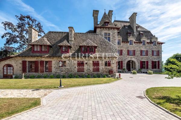 Un majestueux domaine seigneurial perché au sommet d’une crête, offrant une opportunité commerciale et hôtelière exceptionnelle dans le centre-sud de la France