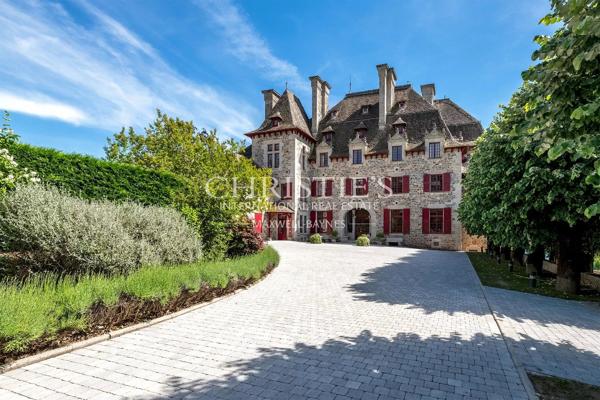 Un majestueux domaine seigneurial perché au sommet d’une crête, offrant une opportunité commerciale et hôtelière exceptionnelle dans le centre-sud de la France