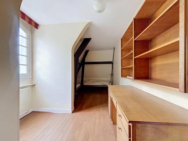 Vente                                                      Maison
                        
                     10 pièces                      209 m2                     à Sucy-en-Brie