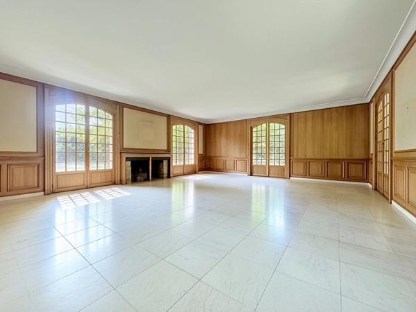Vente                                                      Maison
                        
                     10 pièces                      209 m2                     à Sucy-en-Brie