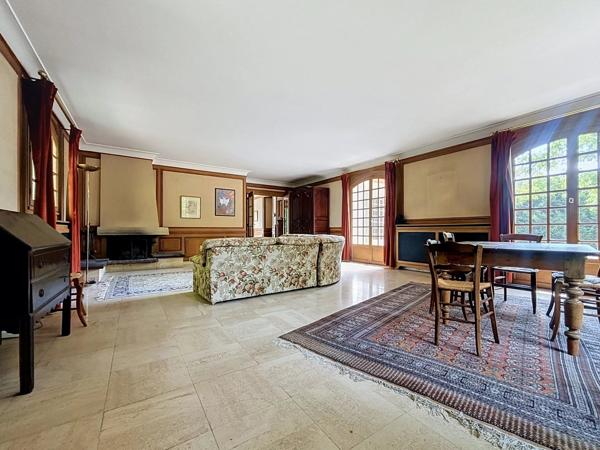 Vente                                                      Maison
                        
                     10 pièces                      209 m2                     à Sucy-en-Brie
