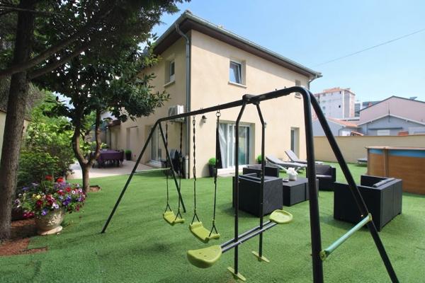 MAISON D'ARCHITECTE CONTRUITE EN 2000 DE 160m² SUR TERRAIN DE 400M² VILLEURBANNE