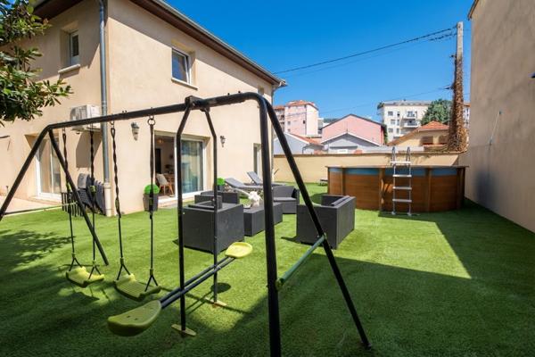 MAISON D'ARCHITECTE CONTRUITE EN 2000 DE 160m² SUR TERRAIN DE 400M² VILLEURBANNE