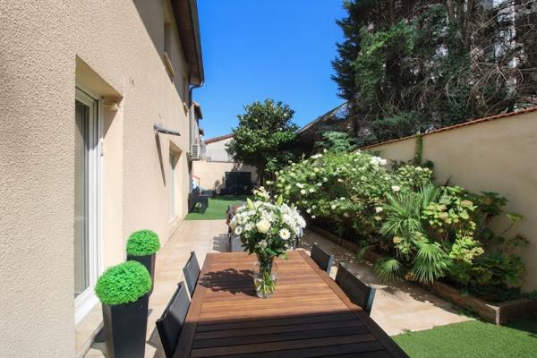 MAISON D'ARCHITECTE CONTRUITE EN 2000 DE 160m² SUR TERRAIN DE 400M² VILLEURBANNE