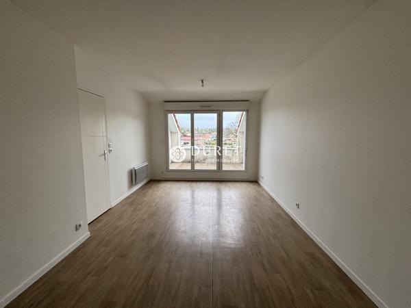 T3 RECENT AU DERNIER ETAGE AVEC BALCON ET 2 PLACES DE STATIONNEMENTS
