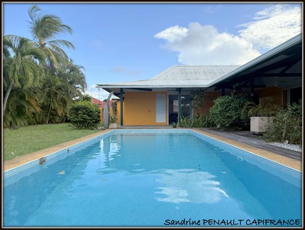 A VENDRE A KOUROU (97310) UNE MAGNIFIQUE VILLA D'ARCHITECTE T5 DE 135 m² - TERRAIN DE 876 m² - AU PRIX DE 486 000 €.
