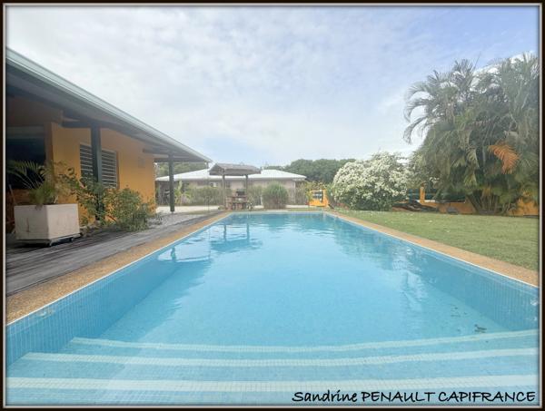 A VENDRE A KOUROU (97310) UNE MAGNIFIQUE VILLA D'ARCHITECTE T5 DE 135 m² - TERRAIN DE 876 m² - AU PRIX DE 486 000 €.