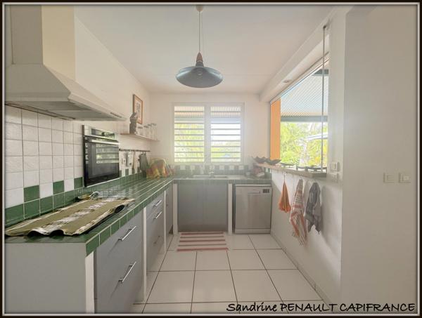 A VENDRE A KOUROU (97310) UNE MAGNIFIQUE VILLA D'ARCHITECTE T5 DE 135 m² - TERRAIN DE 876 m² - AU PRIX DE 486 000 €.