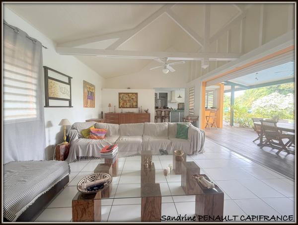 A VENDRE A KOUROU (97310) UNE MAGNIFIQUE VILLA D'ARCHITECTE T5 DE 135 m² - TERRAIN DE 876 m² - AU PRIX DE 486 000 €.