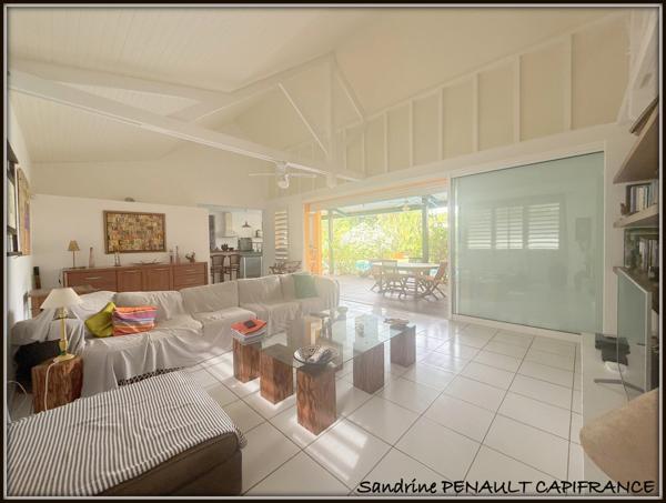 A VENDRE A KOUROU (97310) UNE MAGNIFIQUE VILLA D'ARCHITECTE T5 DE 135 m² - TERRAIN DE 876 m² - AU PRIX DE 486 000 €.