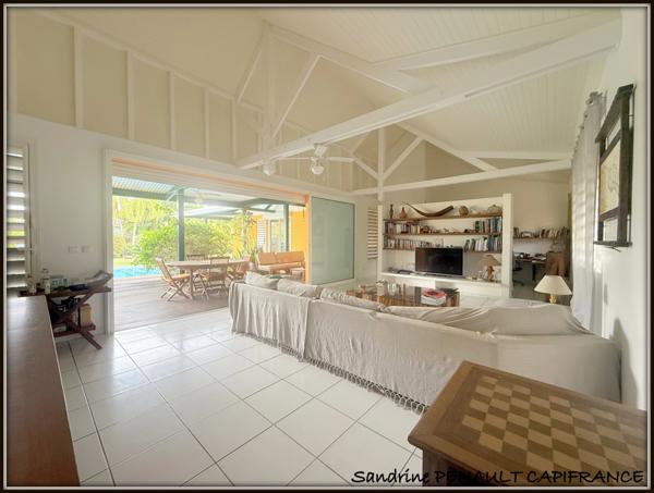 A VENDRE A KOUROU (97310) UNE MAGNIFIQUE VILLA D'ARCHITECTE T5 DE 135 m² - TERRAIN DE 876 m² - AU PRIX DE 486 000 €.