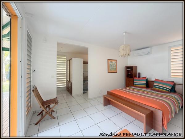 A VENDRE A KOUROU (97310) UNE MAGNIFIQUE VILLA D'ARCHITECTE T5 DE 135 m² - TERRAIN DE 876 m² - AU PRIX DE 486 000 €.