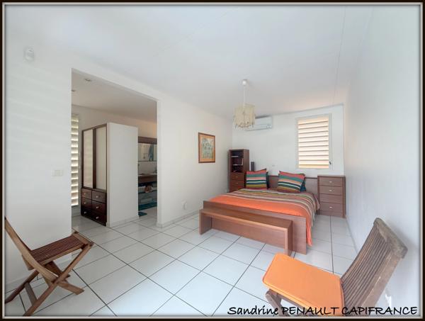 A VENDRE A KOUROU (97310) UNE MAGNIFIQUE VILLA D'ARCHITECTE T5 DE 135 m² - TERRAIN DE 876 m² - AU PRIX DE 486 000 €.