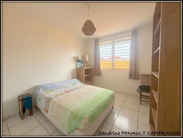 A VENDRE A KOUROU (97310) UNE MAGNIFIQUE VILLA D'ARCHITECTE T5 DE 135 m² - TERRAIN DE 876 m² - AU PRIX DE 486 000 €.