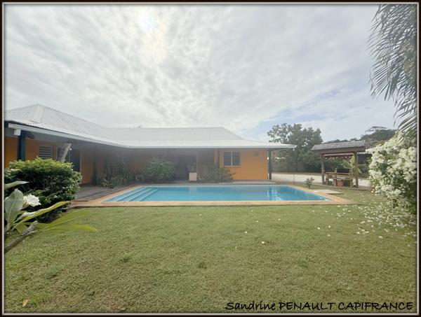 A VENDRE A KOUROU (97310) UNE MAGNIFIQUE VILLA D'ARCHITECTE T5 DE 135 m² - TERRAIN DE 876 m² - AU PRIX DE 486 000 €.