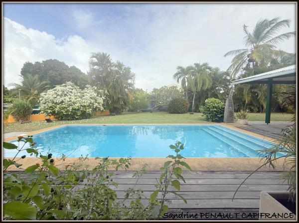 A VENDRE A KOUROU (97310) UNE MAGNIFIQUE VILLA D'ARCHITECTE T5 DE 135 m² - TERRAIN DE 876 m² - AU PRIX DE 486 000 €.