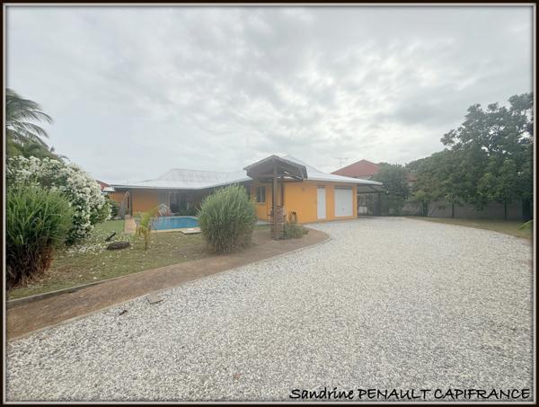 A VENDRE A KOUROU (97310) UNE MAGNIFIQUE VILLA D'ARCHITECTE T5 DE 135 m² - TERRAIN DE 876 m² - AU PRIX DE 486 000 €.
