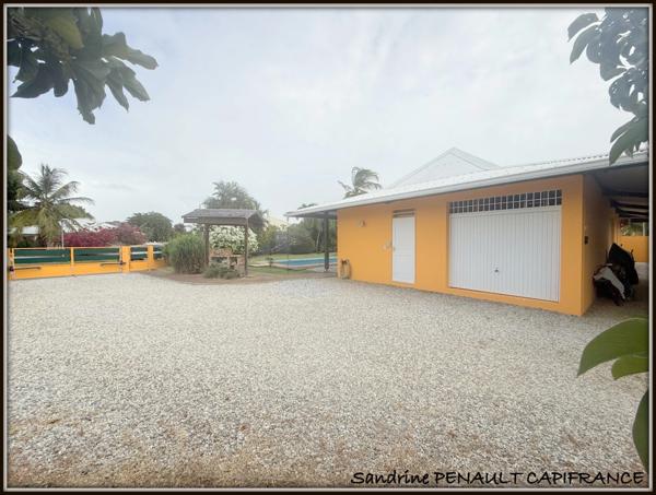 A VENDRE A KOUROU (97310) UNE MAGNIFIQUE VILLA D'ARCHITECTE T5 DE 135 m² - TERRAIN DE 876 m² - AU PRIX DE 486 000 €.