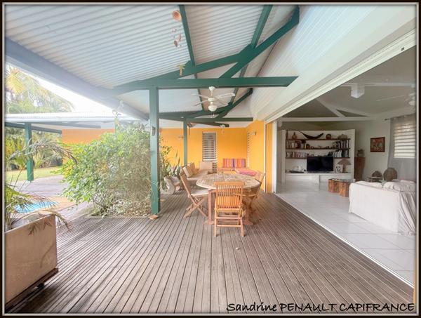 A VENDRE A KOUROU (97310) UNE MAGNIFIQUE VILLA D'ARCHITECTE T5 DE 135 m² - TERRAIN DE 876 m² - AU PRIX DE 486 000 €.