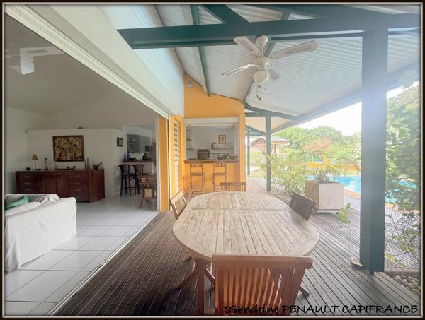 A VENDRE A KOUROU (97310) UNE MAGNIFIQUE VILLA D'ARCHITECTE T5 DE 135 m² - TERRAIN DE 876 m² - AU PRIX DE 486 000 €.