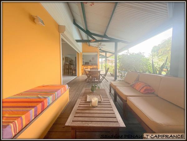 A VENDRE A KOUROU (97310) UNE MAGNIFIQUE VILLA D'ARCHITECTE T5 DE 135 m² - TERRAIN DE 876 m² - AU PRIX DE 486 000 €.