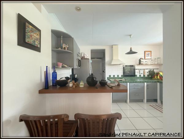 A VENDRE A KOUROU (97310) UNE MAGNIFIQUE VILLA D'ARCHITECTE T5 DE 135 m² - TERRAIN DE 876 m² - AU PRIX DE 486 000 €.