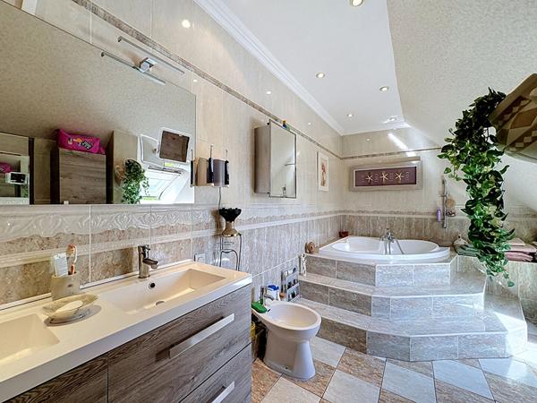 TOURS SAINTE RADEGONDE - MAISON 5 PIECES AVEC 3 CHAMBRES - DOUBLE GARAGE - JARDIN - PISCINE ET JACUZZI