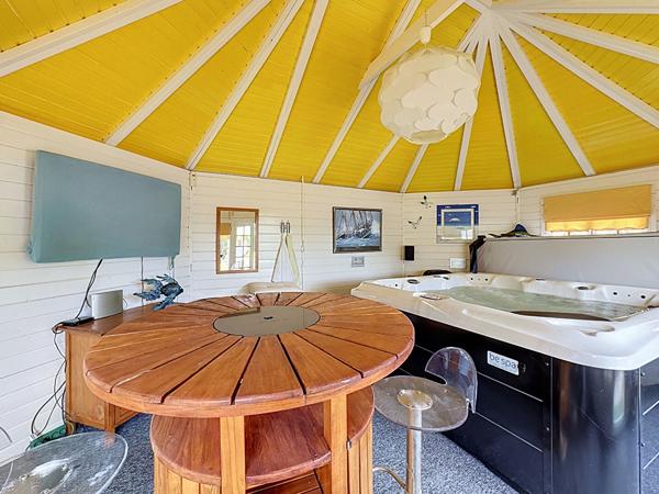 TOURS SAINTE RADEGONDE - MAISON 5 PIECES AVEC 3 CHAMBRES - DOUBLE GARAGE - JARDIN - PISCINE ET JACUZZI