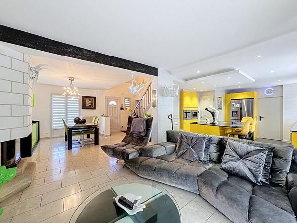 TOURS SAINTE RADEGONDE - MAISON 5 PIECES AVEC 3 CHAMBRES - DOUBLE GARAGE - JARDIN - PISCINE ET JACUZZI