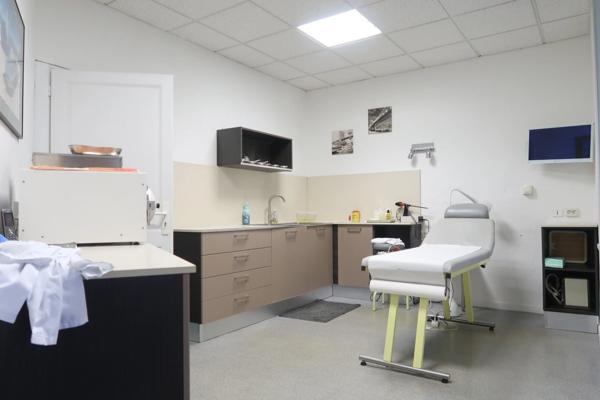 HAGONDANGE (57),PROCHE DE LA GARE ET EN CENTRE VILLE, PLATEAU MEDICAL DE 156 M2 OU POUR AUTRES PROFESSIONS LIBERALES + PARKINGS PRIVATIFS