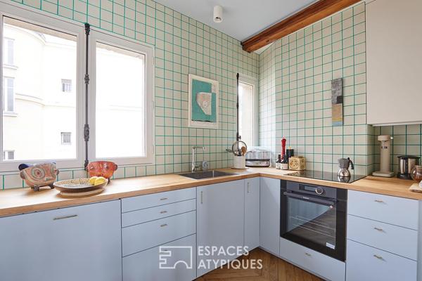 Ancien atelier d’artiste en dernier étage avec balcon-terrasse à proximité du Parc Monceau