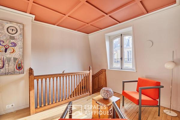 Ancien atelier d’artiste en dernier étage avec balcon-terrasse à proximité du Parc Monceau