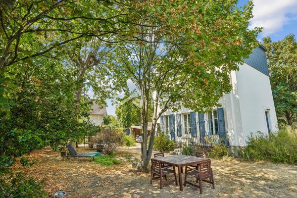 COLOMBES – VILLA GALLÉ | Maison de caractère non motoyenne 5 chambres – Terrain de 623 m²