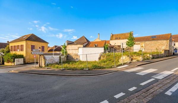 Situé en plein cœur village, belle parcelle constructible en zone UA bénéficiant d'un double accès avec beau potentiel d'investissement en R+1+Combles
PLU en vigueur : possibilité de créer un immeuble à usage d'habitation en 2 logements + stationnement et / ou commerce en rez de chaussée.

L'emprise au sol de 162,60 m2 varie de 60% à 70% selon s'il s'agit d'un projet 100% logement ou bien mixte (logement + local commercial artisanat)

Les Vrais +++ : 

* Commune en développement
* Plein coeur du village face à la place centrale 
* Proche d'un bar restaurant !
* Emplacement stratégique / Visibilité optimale
* Idéal pour du logement(s) et commerce / services (coiffeur, onglerie, etc.) , investissements locatifs

Transports : 
- Gare Ligne N à 950 mètres : Arrêt Villiers Neauphle Pontchartrain vers Versailles et Paris Montparnasse
- Bus 5214, 5367, 5234, 7818 à 50 mètres !

Cadre de Vie et Attractivité :
* Environnement vert : Cadre résidentiel et verdoyant très recherché dans les Yvelines.
* Proximité de Paris : Accessibilité appréciée par les actifs travaillant en Île-de-France.
* Bassins d'emploi : Proximité d'un tissu économique dynamique (technologies, services, industrie).

A de passer à l'action pour vous présenter cette belle opportunité.
Contact. Willy BOYÉ - tel. 07 87 37 75 87

Go !
