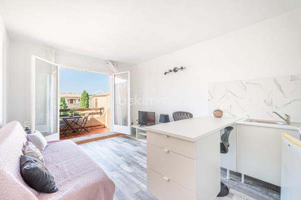 A SIX-FOURS-LES-PLAGES, Studio entièrement rénové à seulement 800 m de la plage à pied

Ce charmant studio coche toutes les cases pour profiter de la mer, du soleil et de la douceur de vivre varoise.

Dès l'entrée vous serez séduits par une organisation parfaitement optimisée avec un placard de rangement, une belle pièce de vie agréable et fonctionnelle avec une kitchenette aménagée et équipée, permettant de profiter d'un espace convivial et pratique au quotidien. Une salle d'eau avec WC et fenêtre complète l'ensemble.

Mais le véritable atout de ce bien se trouve à l'extérieur : une agréable terrasse exposée Sud, véritable prolongement de la pièce de vie, idéale pour savourer un café au soleil, déjeuner en plein air ou simplement profiter des longues journées méditerranéennes.

Parfait pour un pied-à-terre, une résidence secondaire ou un investissement locatif.
Un bien rare dans ce secteur à visiter rapidement !!