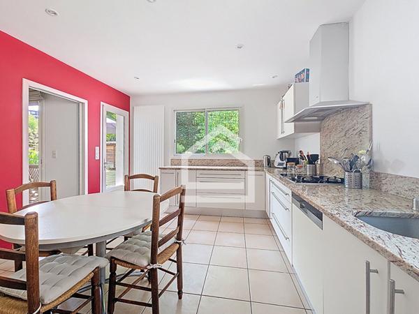 Maison 8 pièce(s) 6 chambre(s) 225 m²