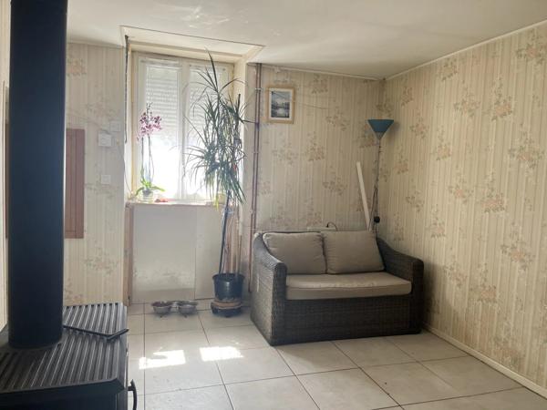 Vente                                                      Maison
                        
                     3 pièces                      65 m2                     à Nérondes