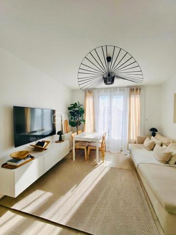 En exclusivité

Au nord de la rue du Faubourg Bannier à Orléans, au 2e étage d’une copropriété soigneusement entretenue avec ascenseur, découvrez cet élégant appartement de 65 m², entièrement rénové.
Lumineux et harmonieusement agencé, ce 4 pièces bénéficie d’une agréable double exposition Est-Ouest, offrant une belle clarté tout au long de la journée, ainsi que d’une distribution 
particulièrement fonctionnelle.

La pièce de vie, composée du salon et de la salle à manger, s’ouvre sur un petit balcon filant. La cuisine indépendante, entièrement aménagée et équipée, conjugue fonctionnalité et confort.
L’espace nuit se compose de trois chambres, dont deux desservies par un couloir distinct de la pièce de vie. Une salle de douche, des toilettes séparées ainsi qu’un cellier, offrant un espace de 
rangement supplémentaire, viennent parfaire l’agencement de l’appartement. 

Une cave et une place de stationnement viennent compléter les prestations de ce bien.

Son emplacement constitue également un véritable atout. A proximité, un accès aisé à la tangentielle et à l’autoroute, ainsi qu’à la gare de Fleury-les-Aubrais, aux transports en commun, aux 
commerces et aux établissements scolaires.

Mon avis : Un appartement lumineux et soigné, totalement rénové, dont la distribution est judicieuse et les prestations en font un bien particulièrement agréable à vivre, alliant confort, fonctionnalité et qualité de vie.

Pour votre parfaite information, les charges de copropriété comprennent : eau chaude/froide, chauffage collectif, ascenseur, entretien des parties communes et ordures ménagères.