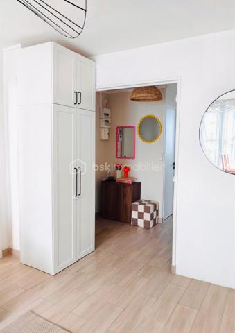 En exclusivité

Au nord de la rue du Faubourg Bannier à Orléans, au 2e étage d’une copropriété soigneusement entretenue avec ascenseur, découvrez cet élégant appartement de 65 m², entièrement rénové.
Lumineux et harmonieusement agencé, ce 4 pièces bénéficie d’une agréable double exposition Est-Ouest, offrant une belle clarté tout au long de la journée, ainsi que d’une distribution 
particulièrement fonctionnelle.

La pièce de vie, composée du salon et de la salle à manger, s’ouvre sur un petit balcon filant. La cuisine indépendante, entièrement aménagée et équipée, conjugue fonctionnalité et confort.
L’espace nuit se compose de trois chambres, dont deux desservies par un couloir distinct de la pièce de vie. Une salle de douche, des toilettes séparées ainsi qu’un cellier, offrant un espace de 
rangement supplémentaire, viennent parfaire l’agencement de l’appartement. 

Une cave et une place de stationnement viennent compléter les prestations de ce bien.

Son emplacement constitue également un véritable atout. A proximité, un accès aisé à la tangentielle et à l’autoroute, ainsi qu’à la gare de Fleury-les-Aubrais, aux transports en commun, aux 
commerces et aux établissements scolaires.

Mon avis : Un appartement lumineux et soigné, totalement rénové, dont la distribution est judicieuse et les prestations en font un bien particulièrement agréable à vivre, alliant confort, fonctionnalité et qualité de vie.

Pour votre parfaite information, les charges de copropriété comprennent : eau chaude/froide, chauffage collectif, ascenseur, entretien des parties communes et ordures ménagères.
