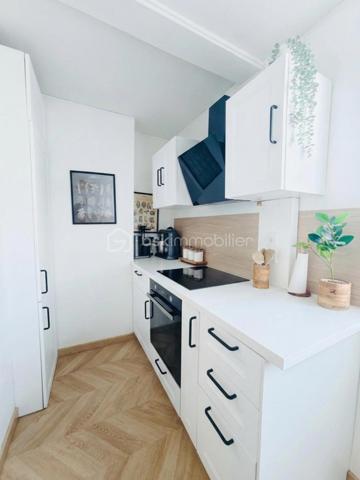 En exclusivité

Au nord de la rue du Faubourg Bannier à Orléans, au 2e étage d’une copropriété soigneusement entretenue avec ascenseur, découvrez cet élégant appartement de 65 m², entièrement rénové.
Lumineux et harmonieusement agencé, ce 4 pièces bénéficie d’une agréable double exposition Est-Ouest, offrant une belle clarté tout au long de la journée, ainsi que d’une distribution 
particulièrement fonctionnelle.

La pièce de vie, composée du salon et de la salle à manger, s’ouvre sur un petit balcon filant. La cuisine indépendante, entièrement aménagée et équipée, conjugue fonctionnalité et confort.
L’espace nuit se compose de trois chambres, dont deux desservies par un couloir distinct de la pièce de vie. Une salle de douche, des toilettes séparées ainsi qu’un cellier, offrant un espace de 
rangement supplémentaire, viennent parfaire l’agencement de l’appartement. 

Une cave et une place de stationnement viennent compléter les prestations de ce bien.

Son emplacement constitue également un véritable atout. A proximité, un accès aisé à la tangentielle et à l’autoroute, ainsi qu’à la gare de Fleury-les-Aubrais, aux transports en commun, aux 
commerces et aux établissements scolaires.

Mon avis : Un appartement lumineux et soigné, totalement rénové, dont la distribution est judicieuse et les prestations en font un bien particulièrement agréable à vivre, alliant confort, fonctionnalité et qualité de vie.

Pour votre parfaite information, les charges de copropriété comprennent : eau chaude/froide, chauffage collectif, ascenseur, entretien des parties communes et ordures ménagères.