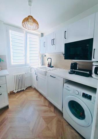En exclusivité

Au nord de la rue du Faubourg Bannier à Orléans, au 2e étage d’une copropriété soigneusement entretenue avec ascenseur, découvrez cet élégant appartement de 65 m², entièrement rénové.
Lumineux et harmonieusement agencé, ce 4 pièces bénéficie d’une agréable double exposition Est-Ouest, offrant une belle clarté tout au long de la journée, ainsi que d’une distribution 
particulièrement fonctionnelle.

La pièce de vie, composée du salon et de la salle à manger, s’ouvre sur un petit balcon filant. La cuisine indépendante, entièrement aménagée et équipée, conjugue fonctionnalité et confort.
L’espace nuit se compose de trois chambres, dont deux desservies par un couloir distinct de la pièce de vie. Une salle de douche, des toilettes séparées ainsi qu’un cellier, offrant un espace de 
rangement supplémentaire, viennent parfaire l’agencement de l’appartement. 

Une cave et une place de stationnement viennent compléter les prestations de ce bien.

Son emplacement constitue également un véritable atout. A proximité, un accès aisé à la tangentielle et à l’autoroute, ainsi qu’à la gare de Fleury-les-Aubrais, aux transports en commun, aux 
commerces et aux établissements scolaires.

Mon avis : Un appartement lumineux et soigné, totalement rénové, dont la distribution est judicieuse et les prestations en font un bien particulièrement agréable à vivre, alliant confort, fonctionnalité et qualité de vie.

Pour votre parfaite information, les charges de copropriété comprennent : eau chaude/froide, chauffage collectif, ascenseur, entretien des parties communes et ordures ménagères.
