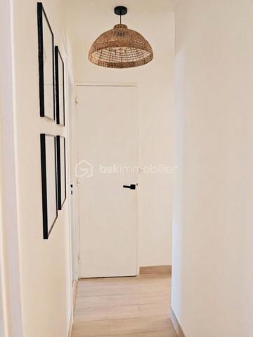En exclusivité

Au nord de la rue du Faubourg Bannier à Orléans, au 2e étage d’une copropriété soigneusement entretenue avec ascenseur, découvrez cet élégant appartement de 65 m², entièrement rénové.
Lumineux et harmonieusement agencé, ce 4 pièces bénéficie d’une agréable double exposition Est-Ouest, offrant une belle clarté tout au long de la journée, ainsi que d’une distribution 
particulièrement fonctionnelle.

La pièce de vie, composée du salon et de la salle à manger, s’ouvre sur un petit balcon filant. La cuisine indépendante, entièrement aménagée et équipée, conjugue fonctionnalité et confort.
L’espace nuit se compose de trois chambres, dont deux desservies par un couloir distinct de la pièce de vie. Une salle de douche, des toilettes séparées ainsi qu’un cellier, offrant un espace de 
rangement supplémentaire, viennent parfaire l’agencement de l’appartement. 

Une cave et une place de stationnement viennent compléter les prestations de ce bien.

Son emplacement constitue également un véritable atout. A proximité, un accès aisé à la tangentielle et à l’autoroute, ainsi qu’à la gare de Fleury-les-Aubrais, aux transports en commun, aux 
commerces et aux établissements scolaires.

Mon avis : Un appartement lumineux et soigné, totalement rénové, dont la distribution est judicieuse et les prestations en font un bien particulièrement agréable à vivre, alliant confort, fonctionnalité et qualité de vie.

Pour votre parfaite information, les charges de copropriété comprennent : eau chaude/froide, chauffage collectif, ascenseur, entretien des parties communes et ordures ménagères.