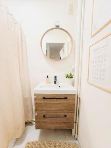 En exclusivité

Au nord de la rue du Faubourg Bannier à Orléans, au 2e étage d’une copropriété soigneusement entretenue avec ascenseur, découvrez cet élégant appartement de 65 m², entièrement rénové.
Lumineux et harmonieusement agencé, ce 4 pièces bénéficie d’une agréable double exposition Est-Ouest, offrant une belle clarté tout au long de la journée, ainsi que d’une distribution 
particulièrement fonctionnelle.

La pièce de vie, composée du salon et de la salle à manger, s’ouvre sur un petit balcon filant. La cuisine indépendante, entièrement aménagée et équipée, conjugue fonctionnalité et confort.
L’espace nuit se compose de trois chambres, dont deux desservies par un couloir distinct de la pièce de vie. Une salle de douche, des toilettes séparées ainsi qu’un cellier, offrant un espace de 
rangement supplémentaire, viennent parfaire l’agencement de l’appartement. 

Une cave et une place de stationnement viennent compléter les prestations de ce bien.

Son emplacement constitue également un véritable atout. A proximité, un accès aisé à la tangentielle et à l’autoroute, ainsi qu’à la gare de Fleury-les-Aubrais, aux transports en commun, aux 
commerces et aux établissements scolaires.

Mon avis : Un appartement lumineux et soigné, totalement rénové, dont la distribution est judicieuse et les prestations en font un bien particulièrement agréable à vivre, alliant confort, fonctionnalité et qualité de vie.

Pour votre parfaite information, les charges de copropriété comprennent : eau chaude/froide, chauffage collectif, ascenseur, entretien des parties communes et ordures ménagères.