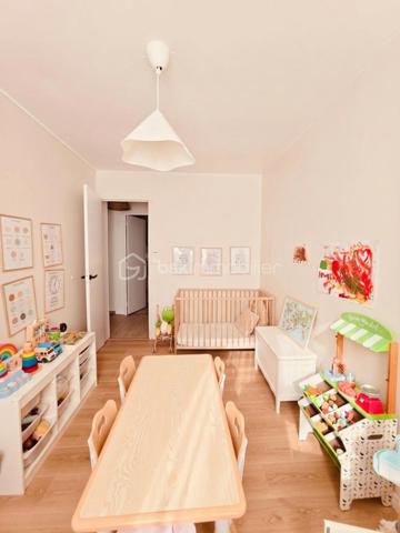 En exclusivité

Au nord de la rue du Faubourg Bannier à Orléans, au 2e étage d’une copropriété soigneusement entretenue avec ascenseur, découvrez cet élégant appartement de 65 m², entièrement rénové.
Lumineux et harmonieusement agencé, ce 4 pièces bénéficie d’une agréable double exposition Est-Ouest, offrant une belle clarté tout au long de la journée, ainsi que d’une distribution 
particulièrement fonctionnelle.

La pièce de vie, composée du salon et de la salle à manger, s’ouvre sur un petit balcon filant. La cuisine indépendante, entièrement aménagée et équipée, conjugue fonctionnalité et confort.
L’espace nuit se compose de trois chambres, dont deux desservies par un couloir distinct de la pièce de vie. Une salle de douche, des toilettes séparées ainsi qu’un cellier, offrant un espace de 
rangement supplémentaire, viennent parfaire l’agencement de l’appartement. 

Une cave et une place de stationnement viennent compléter les prestations de ce bien.

Son emplacement constitue également un véritable atout. A proximité, un accès aisé à la tangentielle et à l’autoroute, ainsi qu’à la gare de Fleury-les-Aubrais, aux transports en commun, aux 
commerces et aux établissements scolaires.

Mon avis : Un appartement lumineux et soigné, totalement rénové, dont la distribution est judicieuse et les prestations en font un bien particulièrement agréable à vivre, alliant confort, fonctionnalité et qualité de vie.

Pour votre parfaite information, les charges de copropriété comprennent : eau chaude/froide, chauffage collectif, ascenseur, entretien des parties communes et ordures ménagères.