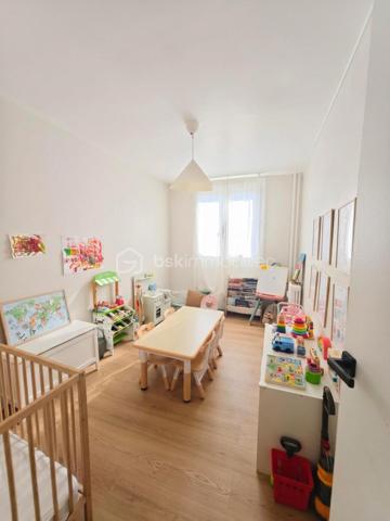 En exclusivité

Au nord de la rue du Faubourg Bannier à Orléans, au 2e étage d’une copropriété soigneusement entretenue avec ascenseur, découvrez cet élégant appartement de 65 m², entièrement rénové.
Lumineux et harmonieusement agencé, ce 4 pièces bénéficie d’une agréable double exposition Est-Ouest, offrant une belle clarté tout au long de la journée, ainsi que d’une distribution 
particulièrement fonctionnelle.

La pièce de vie, composée du salon et de la salle à manger, s’ouvre sur un petit balcon filant. La cuisine indépendante, entièrement aménagée et équipée, conjugue fonctionnalité et confort.
L’espace nuit se compose de trois chambres, dont deux desservies par un couloir distinct de la pièce de vie. Une salle de douche, des toilettes séparées ainsi qu’un cellier, offrant un espace de 
rangement supplémentaire, viennent parfaire l’agencement de l’appartement. 

Une cave et une place de stationnement viennent compléter les prestations de ce bien.

Son emplacement constitue également un véritable atout. A proximité, un accès aisé à la tangentielle et à l’autoroute, ainsi qu’à la gare de Fleury-les-Aubrais, aux transports en commun, aux 
commerces et aux établissements scolaires.

Mon avis : Un appartement lumineux et soigné, totalement rénové, dont la distribution est judicieuse et les prestations en font un bien particulièrement agréable à vivre, alliant confort, fonctionnalité et qualité de vie.

Pour votre parfaite information, les charges de copropriété comprennent : eau chaude/froide, chauffage collectif, ascenseur, entretien des parties communes et ordures ménagères.