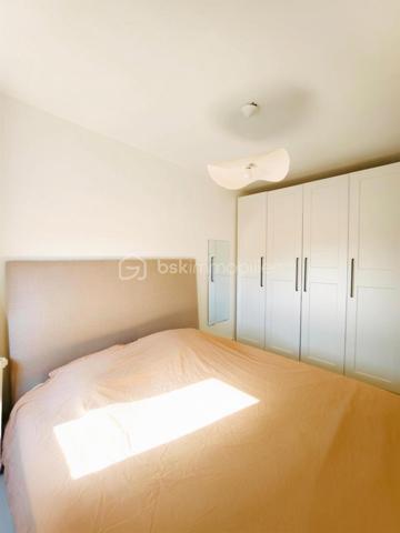 En exclusivité

Au nord de la rue du Faubourg Bannier à Orléans, au 2e étage d’une copropriété soigneusement entretenue avec ascenseur, découvrez cet élégant appartement de 65 m², entièrement rénové.
Lumineux et harmonieusement agencé, ce 4 pièces bénéficie d’une agréable double exposition Est-Ouest, offrant une belle clarté tout au long de la journée, ainsi que d’une distribution 
particulièrement fonctionnelle.

La pièce de vie, composée du salon et de la salle à manger, s’ouvre sur un petit balcon filant. La cuisine indépendante, entièrement aménagée et équipée, conjugue fonctionnalité et confort.
L’espace nuit se compose de trois chambres, dont deux desservies par un couloir distinct de la pièce de vie. Une salle de douche, des toilettes séparées ainsi qu’un cellier, offrant un espace de 
rangement supplémentaire, viennent parfaire l’agencement de l’appartement. 

Une cave et une place de stationnement viennent compléter les prestations de ce bien.

Son emplacement constitue également un véritable atout. A proximité, un accès aisé à la tangentielle et à l’autoroute, ainsi qu’à la gare de Fleury-les-Aubrais, aux transports en commun, aux 
commerces et aux établissements scolaires.

Mon avis : Un appartement lumineux et soigné, totalement rénové, dont la distribution est judicieuse et les prestations en font un bien particulièrement agréable à vivre, alliant confort, fonctionnalité et qualité de vie.

Pour votre parfaite information, les charges de copropriété comprennent : eau chaude/froide, chauffage collectif, ascenseur, entretien des parties communes et ordures ménagères.