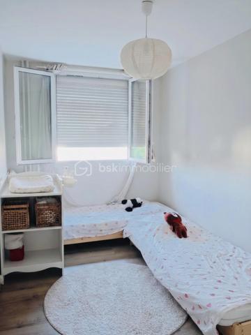 En exclusivité

Au nord de la rue du Faubourg Bannier à Orléans, au 2e étage d’une copropriété soigneusement entretenue avec ascenseur, découvrez cet élégant appartement de 65 m², entièrement rénové.
Lumineux et harmonieusement agencé, ce 4 pièces bénéficie d’une agréable double exposition Est-Ouest, offrant une belle clarté tout au long de la journée, ainsi que d’une distribution 
particulièrement fonctionnelle.

La pièce de vie, composée du salon et de la salle à manger, s’ouvre sur un petit balcon filant. La cuisine indépendante, entièrement aménagée et équipée, conjugue fonctionnalité et confort.
L’espace nuit se compose de trois chambres, dont deux desservies par un couloir distinct de la pièce de vie. Une salle de douche, des toilettes séparées ainsi qu’un cellier, offrant un espace de 
rangement supplémentaire, viennent parfaire l’agencement de l’appartement. 

Une cave et une place de stationnement viennent compléter les prestations de ce bien.

Son emplacement constitue également un véritable atout. A proximité, un accès aisé à la tangentielle et à l’autoroute, ainsi qu’à la gare de Fleury-les-Aubrais, aux transports en commun, aux 
commerces et aux établissements scolaires.

Mon avis : Un appartement lumineux et soigné, totalement rénové, dont la distribution est judicieuse et les prestations en font un bien particulièrement agréable à vivre, alliant confort, fonctionnalité et qualité de vie.

Pour votre parfaite information, les charges de copropriété comprennent : eau chaude/froide, chauffage collectif, ascenseur, entretien des parties communes et ordures ménagères.