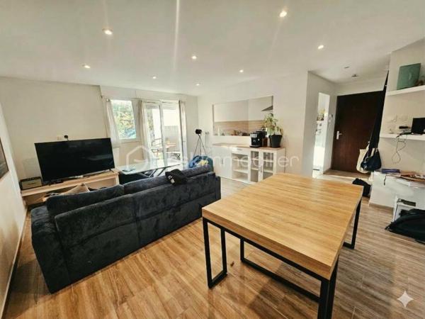 Idéalement situé au rdc d'une résidence juste à coté du jardin public.
Cet appartement Type 2 offre:
Une entrée avec placards de rangement desservant une belle cuisine aménagée semi-ouverte sur une pièce de vie lumineuse grâce à ces ouvertures et sa porte fenêtre donnant sur une petite terrasse, une chambre, une salle d'eau avec douche italienne, et un WC séparé.
Le logement dispose également d'une cave, et de 2 places de parking dans la résidence.
Actuellement loué 630 € - fin du bail Octobre 2027
Pas de travaux à prévoir.
A voir vite !