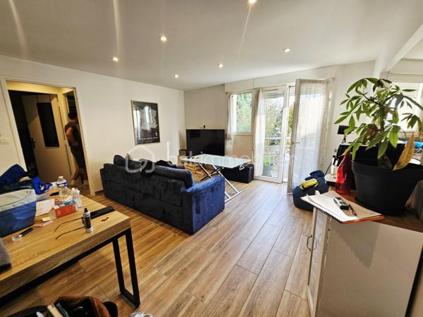 Idéalement situé au rdc d'une résidence juste à coté du jardin public.
Cet appartement Type 2 offre:
Une entrée avec placards de rangement desservant une belle cuisine aménagée semi-ouverte sur une pièce de vie lumineuse grâce à ces ouvertures et sa porte fenêtre donnant sur une petite terrasse, une chambre, une salle d'eau avec douche italienne, et un WC séparé.
Le logement dispose également d'une cave, et de 2 places de parking dans la résidence.
Actuellement loué 630 € - fin du bail Octobre 2027
Pas de travaux à prévoir.
A voir vite !